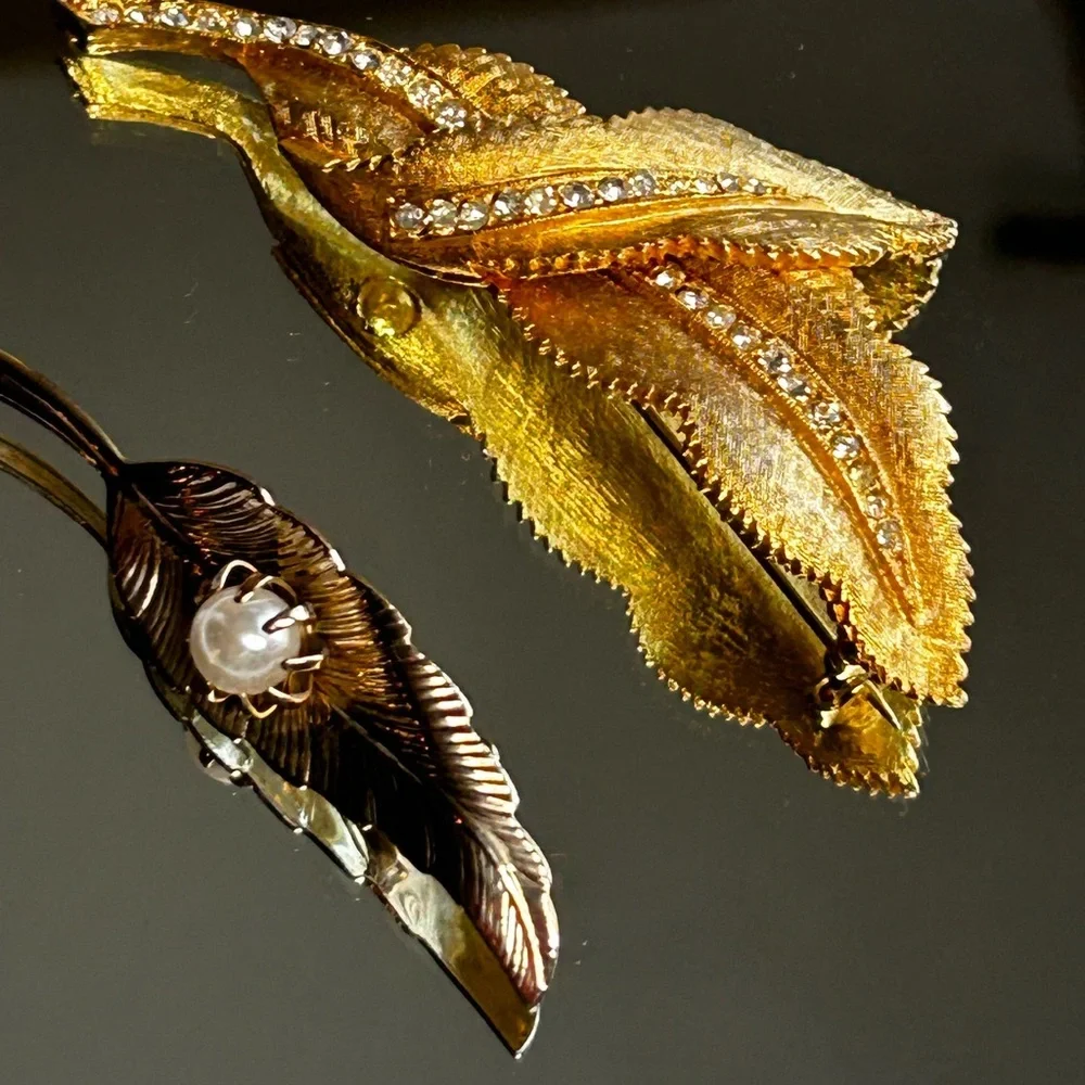 Set of Two Vintage Gold Tone Faux Pearl Feather Leaf Brooch Pin Rhinestone - Picture 4 of 6